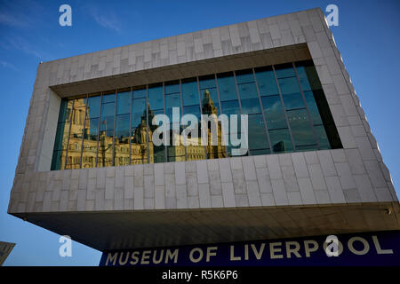 Pier Head Liverpool Waterfront Museum von Liverpool Spiegelbild im Fenster Hafen von Liverpool Gebäude und Leber Gebäude Stockfoto
