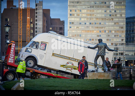 Pier Head Liverpool Uferpromenade Bronzestatue von Billy Fell, als Morris/Austin/BMC/Leyland FG chippy van wiederhergestellt wird Stockfoto