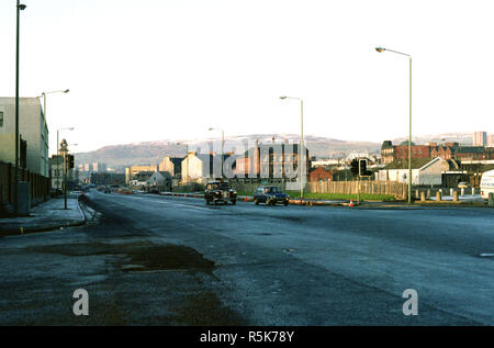 Auf der Suche nach Glasgow Road in Richtung Dalmuir im Dezember Winter 1982. Clydebank Rathaus Uhr kann in der Ferne zu sehen ist. Stockfoto