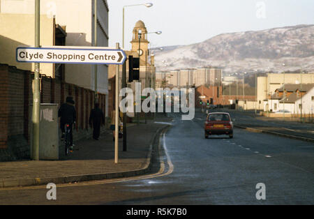 Auf der Suche nach Glasgow Road in Richtung Dalmuir im Dezember Winter 1983. Clydebank Rathaus Uhr kann in der Ferne zu sehen ist. Stockfoto