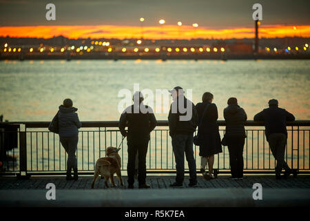 Liverpool Waterfront Pier Head, der Blick über den Fluss Mersey in Birkenhead bei Sonnenuntergang Stockfoto