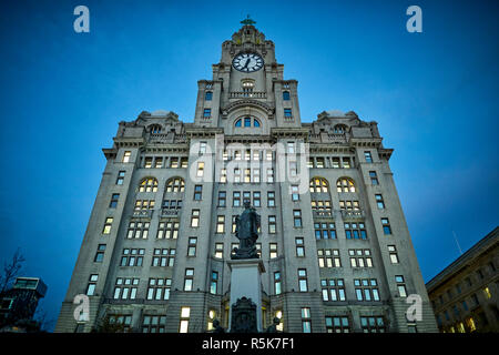 Liverpool Waterfront Pier Head, der von der Leber Gebäude bei Nacht Stockfoto