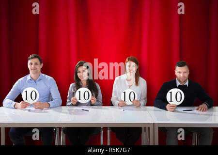 Panel Richter Holding 10 Kerbe Zeichen Stockfoto