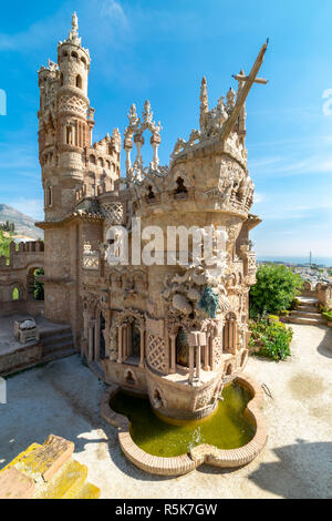 Schöne Burgruine in Benalmadena, Spanien mit Türmen und der Balkon mit einem nautischen Thema Stockfoto