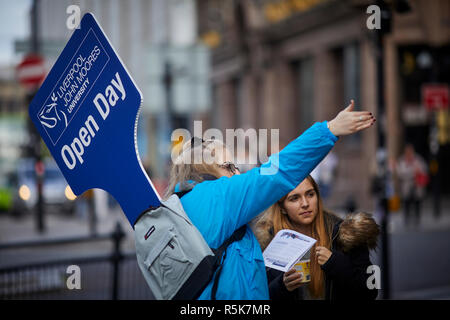 Das Stadtzentrum von Liverpool Schüler Tag der offenen Tür Führung Stockfoto