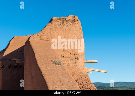 Ruinen einer alten Adobe Spanischen Mission Church in Pecos National Historical Park in der Nähe von Santa Fe, New Mexico Stockfoto