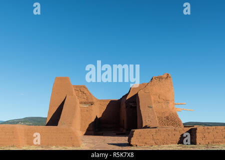 Ruinen einer alten Adobe Spanischen mission Kirche unter einem grossen blauen Himmel in Pecos National Historical Park in der Nähe von Santa Fe, New Mexico Stockfoto