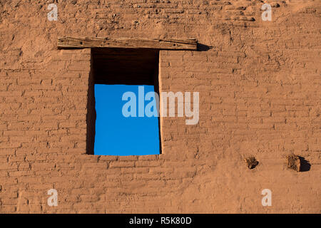 Fenster, blauer Himmel, und rustikalen Holzbalken im Adobe Wand von den Ruinen einer alten Spanischen Mission Church in Pecos National Historic Park in New Jersey Stockfoto