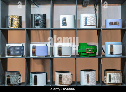 Viele verschiedene Leder und Textil Armbänder. Leder multi - farbige Armbänder im Shop. Stockfoto