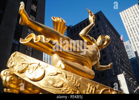 Statue von Prometheus, Rockefeller Center Plaza, New York City Stockfoto