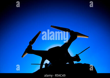 Quadrocopter Phantom 4 gegen den blauen Himmel in der Sonne. Hintergrundbeleuchtung. Dron ist ein innovatives fliegenden Roboter. Stockfoto