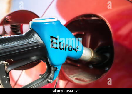 Auto Mit dem Gas Pumpe Stockfoto