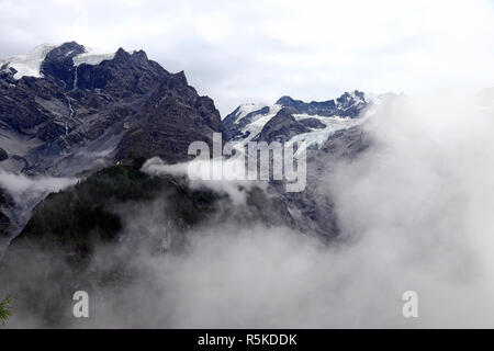 Der ortler mit seinem Gletscher in den Bergen von Italien. schweren Nebel am Ortler in Italien. Dichter Nebel in den Bergen. Stockfoto