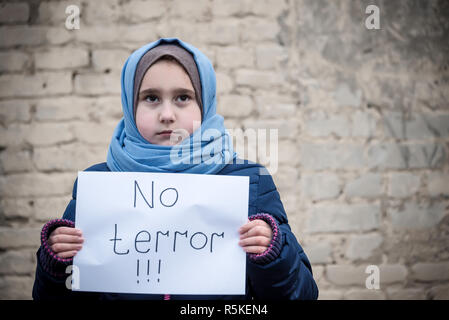 Flüchtling Mädchen mit einer Inschrift auf einem weißen Blatt "kein Terror" Stockfoto