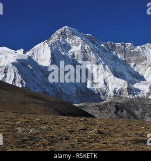 Mount Cho Oyu, hohen Berg aus der Gokyo Tal, Nepal gesehen. Mit einer Höhe von 8188 m ist er der 6. höchsten Berg der Welt. Stockfoto