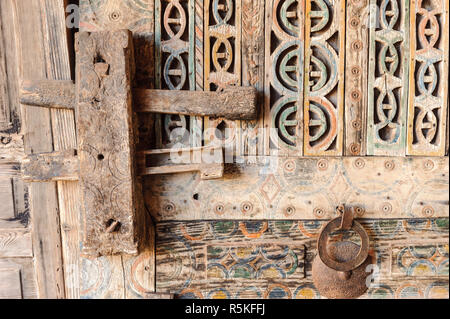 01-03-15, Marrakesch, Marokko. Eine alte Holztür mit einem primitiven sperren und Klopfer im sub-Atlas Berber Region. Foto: © Simon Grosset Stockfoto