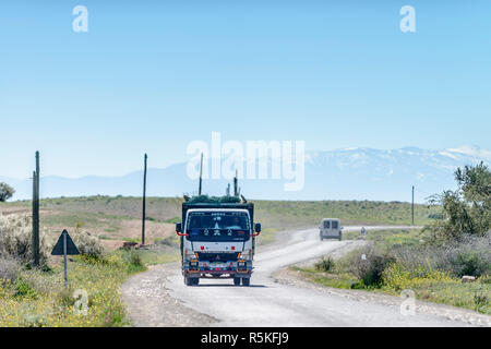 01-03-15, Marrakesch, Marokko. Staubige Landstraße mit Lkw im sub-Atlas Berber Region. Atlas Gebirge im Hintergrund sichtbar. Foto: © Simon Gr Stockfoto