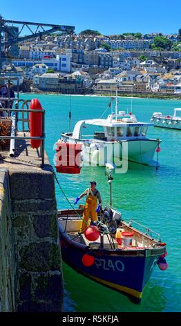 Kleines Fischerboot mit roten Kisten voller Angeln Köder geladen, St Ives, Hafen, England, Großbritannien Stockfoto