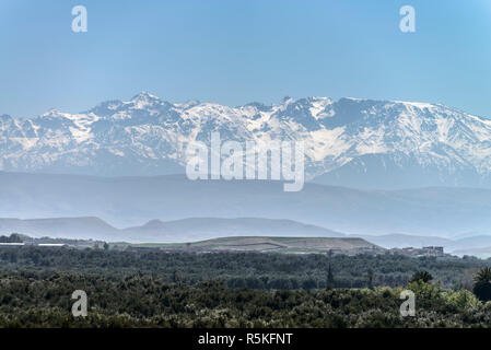 01-03-15, Marrakesch, Marokko. Der schneebedeckte Atlasgebirge.. Foto: © Simon Grosset Stockfoto