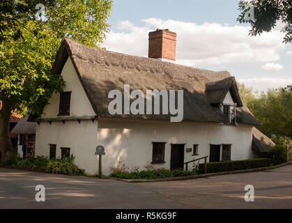 Eine alte White Barn Cottage mit Strohdach im Sommer Licht Stockfoto