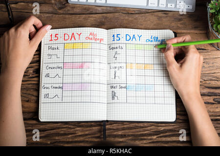 Die menschliche Hand Übung Plan auf Notebook Stockfoto