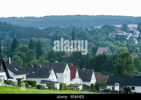 Blick auf die kleine Stadt Neustadt (Landkreis Marburg-Biedenkopf in Hessen), einem Vorort und die umliegenden landwirtschaftlichen Flächen. Stockfoto