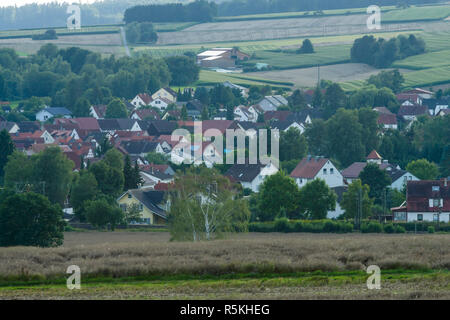 Blick auf die kleine Stadt Neustadt (Landkreis Marburg-Biedenkopf in Hessen), einem Vorort und die umliegenden landwirtschaftlichen Flächen. Stockfoto