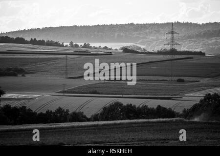 Blick auf die kleine Stadt Neustadt (Landkreis Marburg-Biedenkopf in Hessen), einem Vorort und die umliegenden landwirtschaftlichen Flächen. Schwarz und Weiß. Stockfoto