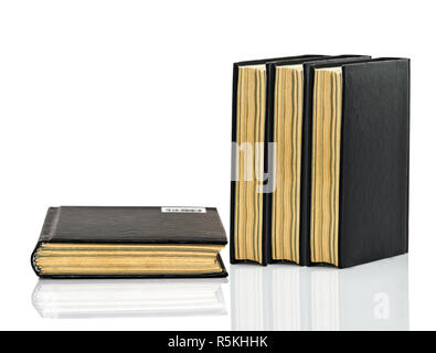 Schwarzes Buch ist die Verlegung mit Schatten auf weißem Hintergrund Stockfoto