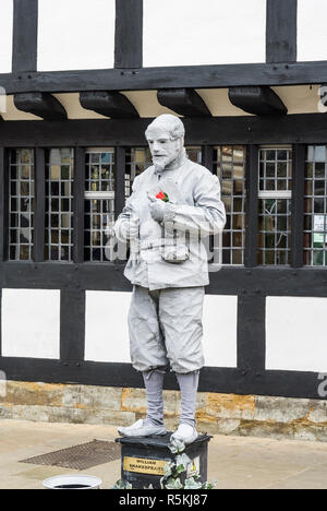 Street artist oder Gaukler in Stratford-upon-Avon, England. Gekleidet eine steinerne Statue zu ähneln, die von William Shakespeare Stockfoto