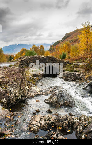 Ashness Brücke. Ein altes Pack Horse Bridge in der englischen Seen Viertel in der Nähe von Derwentwater und die Stadt Keswick. Stockfoto
