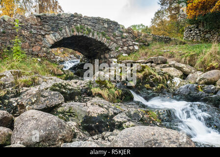 Ashness Brücke. Ein altes Pack Horse Bridge in der englischen Seen Viertel in der Nähe von Derwentwater und die Stadt Keswick. Stockfoto