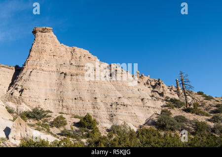 Hohe, steile Felsen mit Schichten von Schichten bei Kasha-Katuwe Tent Rocks National Monument Stockfoto