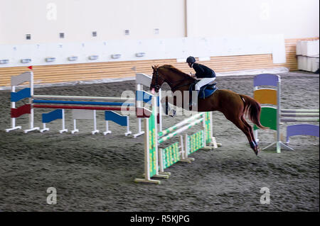 Schöne junge Mädchen jockey Reiten. bereit zu stürzen Stockfoto