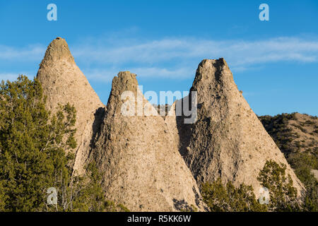 Eine Gruppe von drei scharf darauf, konisch geformten Felsen an Kasha-Katuwe Tent Rocks National Monument, New Mexico Stockfoto