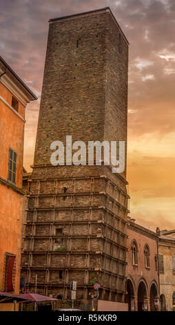 Nachmittag Sonnenuntergang Blick auf den Schiefen Turm von Pisa Ravenna eine weniger bekannte schiefe Turm wie Struktur in der Emilia Romagna Italien Stockfoto