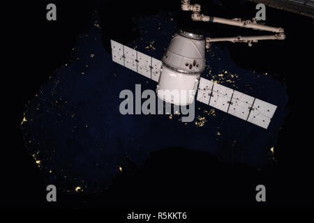 SpaceX Dragon Orbit des Planeten Erde. Stockfoto