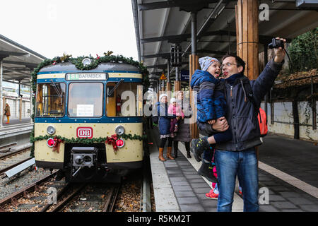 Ein Mann mit einem Kind gesehen, eine selfie vor der S-Bahn in Hamburg. Die traditionelle Weihnachten Weihnacht schnelle S-Bahn (S-Bahn) in Hamburg beginnen, seine jährliche traditionelle Fahrt am 1. Dezember. Der Zug ist seit 1969 als eine Tradition für die Weihnachtszeit in Hamburg geritten. Zugfahrten statt, jeden Sonntag im Dezember auf 2 verschiedenen Routen. Stockfoto