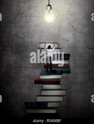 Asian Business mann Buch klettern Stockfoto