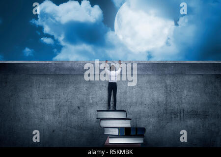 Asian Business mann Buch klettern Stockfoto