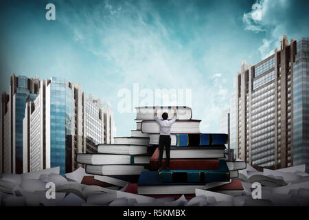 Asian Business mann Buch klettern Stockfoto