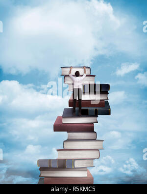 Asian Business mann Buch klettern Stockfoto