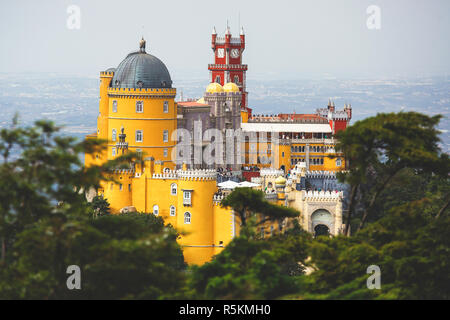 Der Pena Palast, ein Romantiker schloss in der Gemeinde von Sintra, Portugal, Lissabon, Grande Lisboa Stockfoto