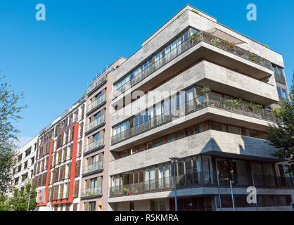 Modernes Wohnhaus mit einem konkreten Fassade in Berlin gesehen, Deutschland Stockfoto