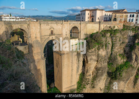 Blick auf den mittelalterlichen Puente Nuevo (Neue Brücke) spanning eine Schlucht in der spanischen Stadt Ronda in Andalusien, Spanien. Stockfoto