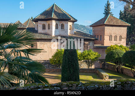 Dächer der Türme der Alhambra in Granada, Spanien und die Gärten, die Sie umgeben Stockfoto