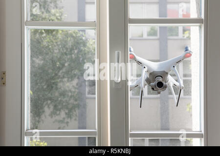 Fliegen weiß drone Bespitzelung durch das Fenster Stockfoto