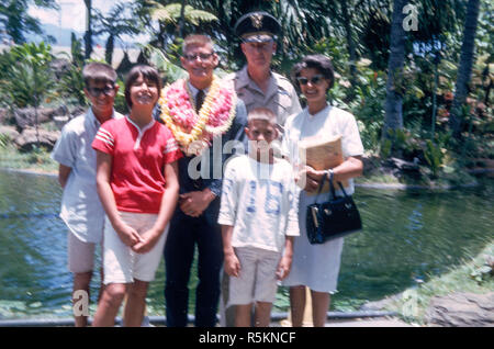 Militärische Familie sehen Sohn zur Hochschule, Hawaii, 1966, USA Stockfoto