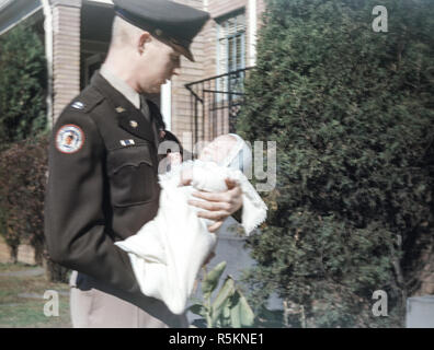 Vater mit seinem neugeborenen Sohn, 1948, USA Stockfoto