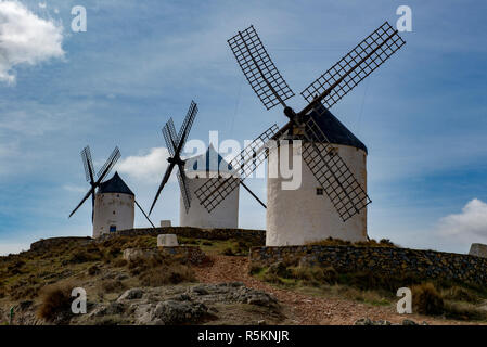 Drei alte Windmühlen auf einem Hügel in der spanischen Provinz La Mancha Stockfoto